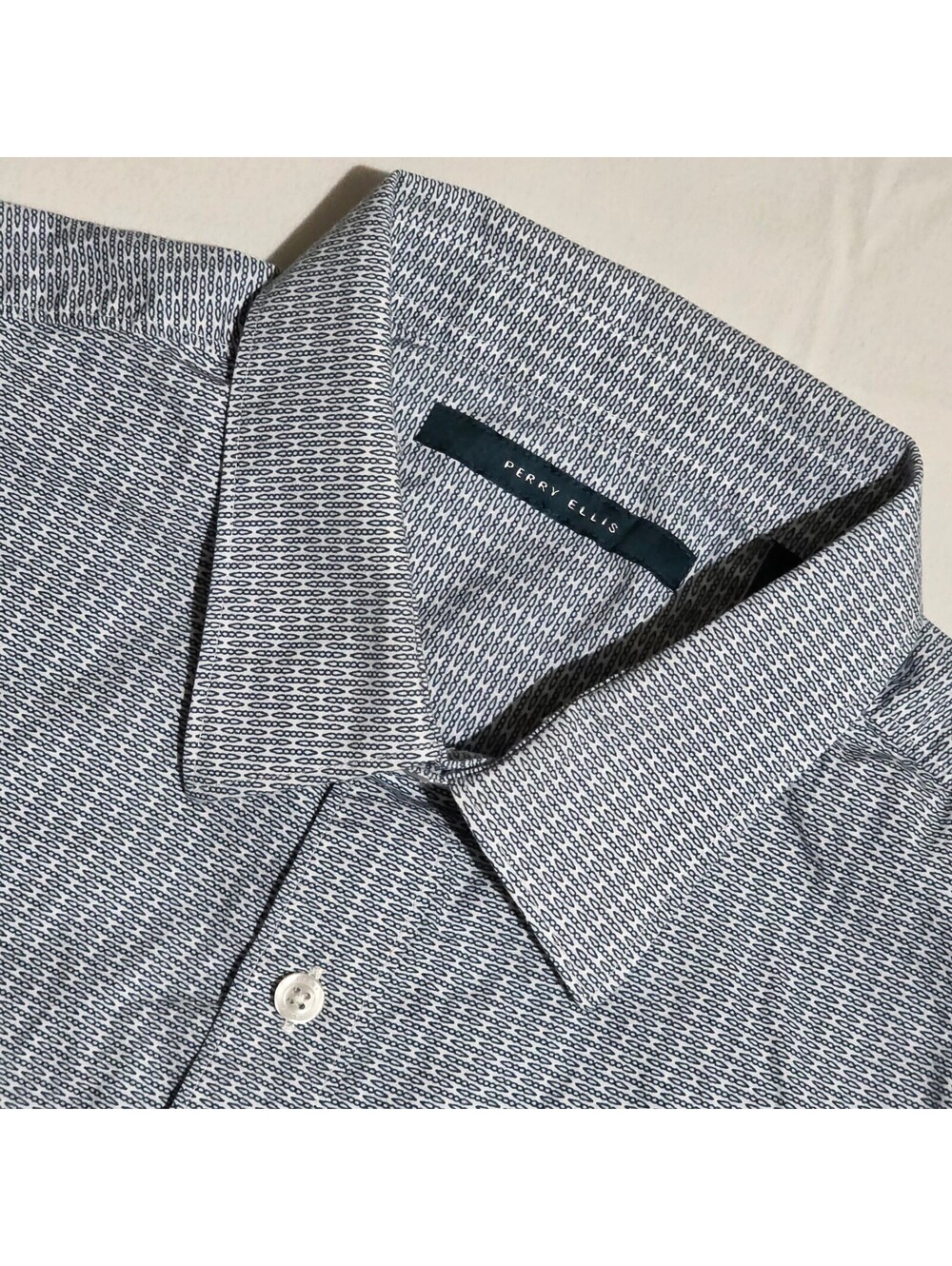 Perry Ellis Men's Long Sleeve Button-Up Shirt Large